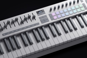 Novation Launchkey 49 White (MK4) – Controler MIDI USB cu 49 de clape semi-grele si integrare DAW, alb