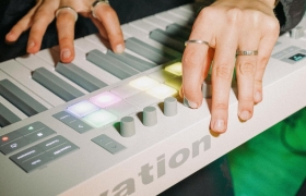 Novation Launchkey 49 White (MK4) – Controler MIDI USB cu 49 de clape semi-grele si integrare DAW, alb